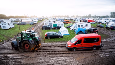 Fahrzeug wird mit einem traktor durch den schlamm gezogen