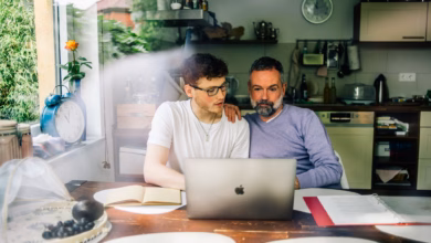 Vater Und Sohn Am Computer