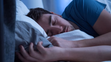 Mann schläft in einem bett