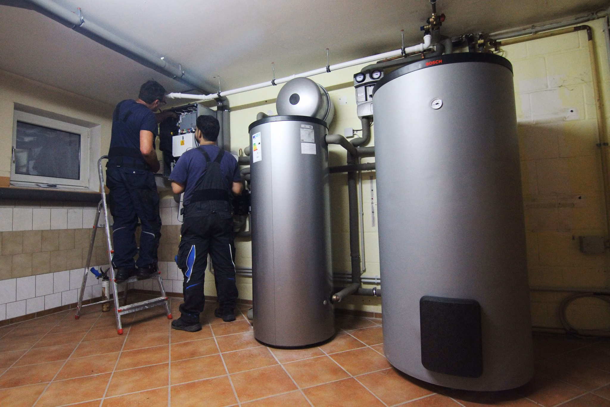 Handwerker Stellen Eine Wärmepumpe Ein