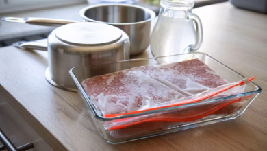 Tiefgefrorenes Hackfleisch Liegt Neben Zwei Töpfen