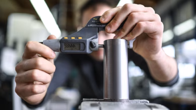 Auszubildender im metall handwerk