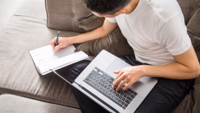 Ein Mann Trägt Etwas In Einen Kalender Ein