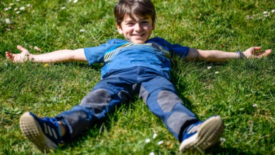 Eine Junge Liegt Im Gras