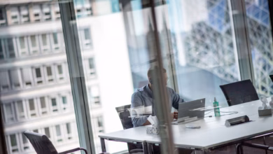 Ein mann sitzt in einem büro