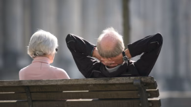 Zwei ältere Menschen Sitzen Auf Einer Bank