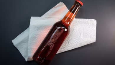 Eine flasche liegt auf einem küchenkrepp