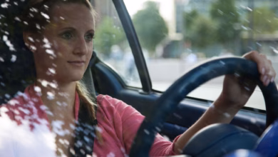 Junge frau beim autofahren