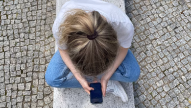 Eine frau schaut auf ihr smartphone