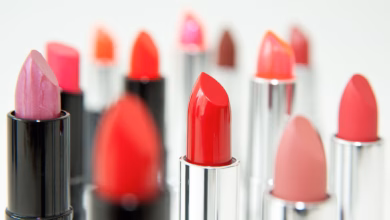 Verschieden farbige lippenstifte