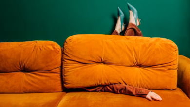 Eine Frau Ist Teilweise Verdeckt Von Einem Sofa