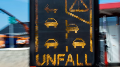 Mobiles Hinweisschild Warnt Vor Unfall