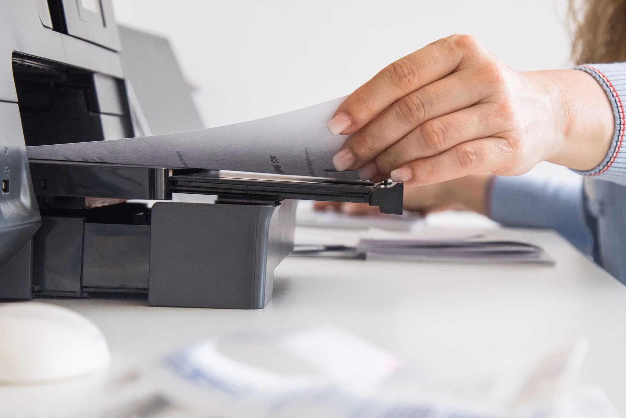 Frau Nimmt Ein Blatt Papier Aus Einem Drucker