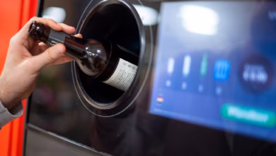 Person Gibt Eine Flasche In Einen Leergutautomaten