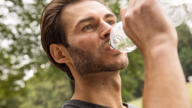 Mann Trinkt Wasser Aus Einer Pet Flasche