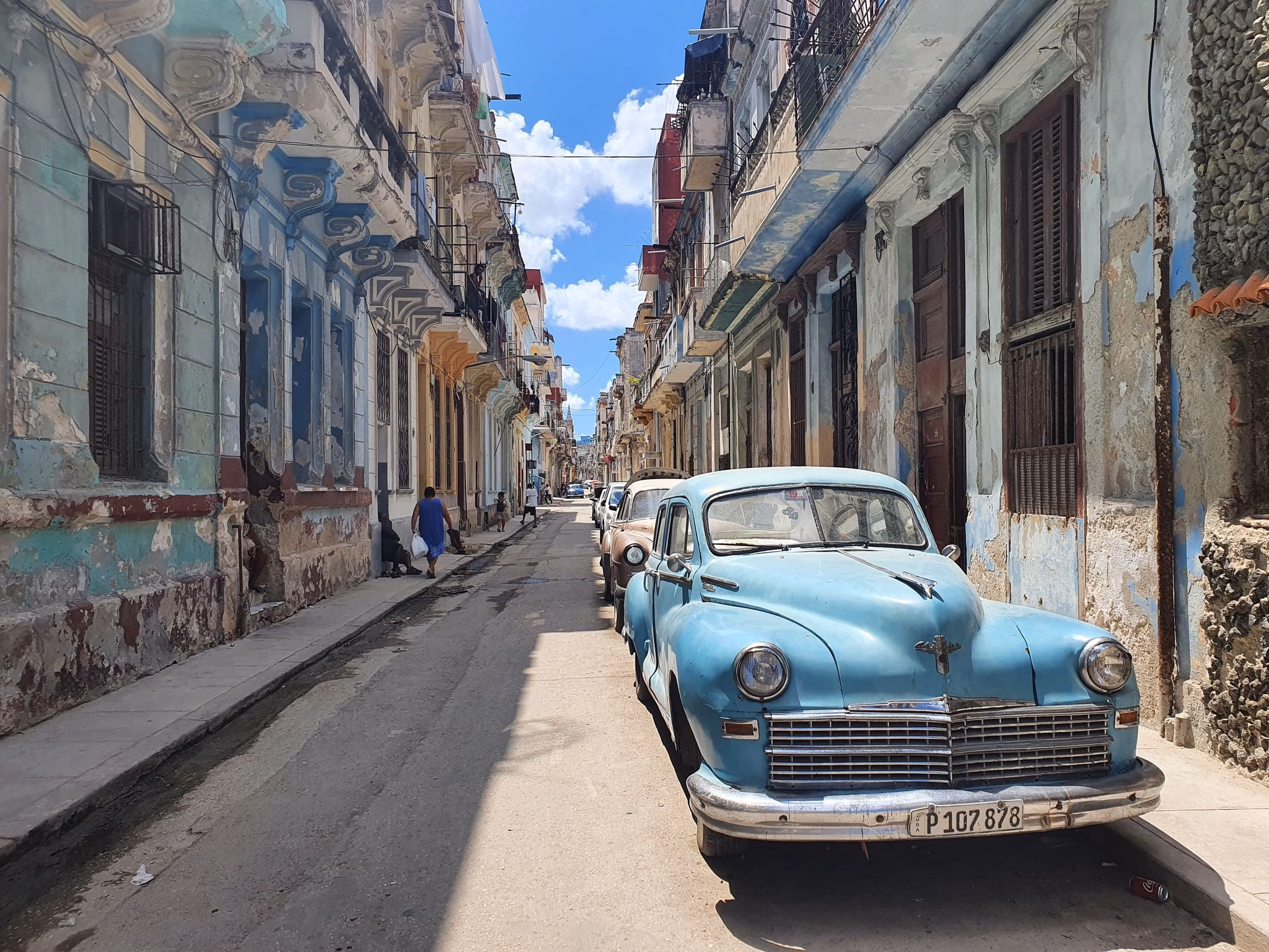 Oldtimer steht in einer straße im zentrum von havanna