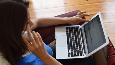 Frau Mit Laptop Telefoniert