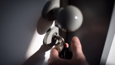 Ein Schlüssel Steckt Im Schloß Einer Wohnungstür