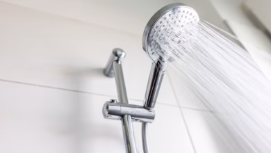 Wasser Läuft Aus Einem Duschkopf
