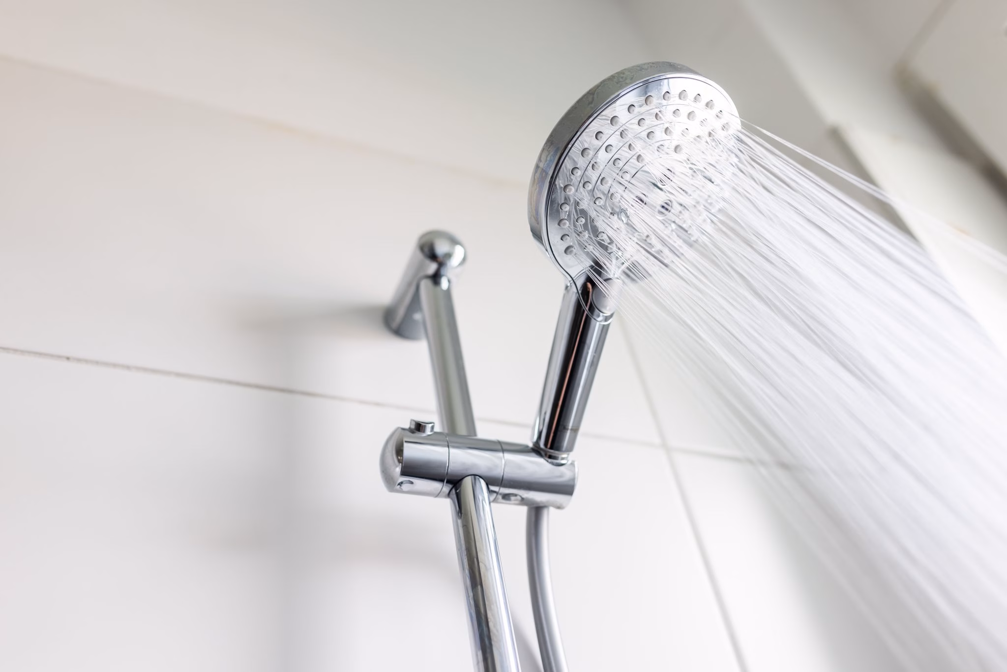 Wasser Läuft Aus Einem Duschkopf