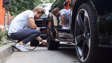 Mann prüft den reifendruck an seinem auto