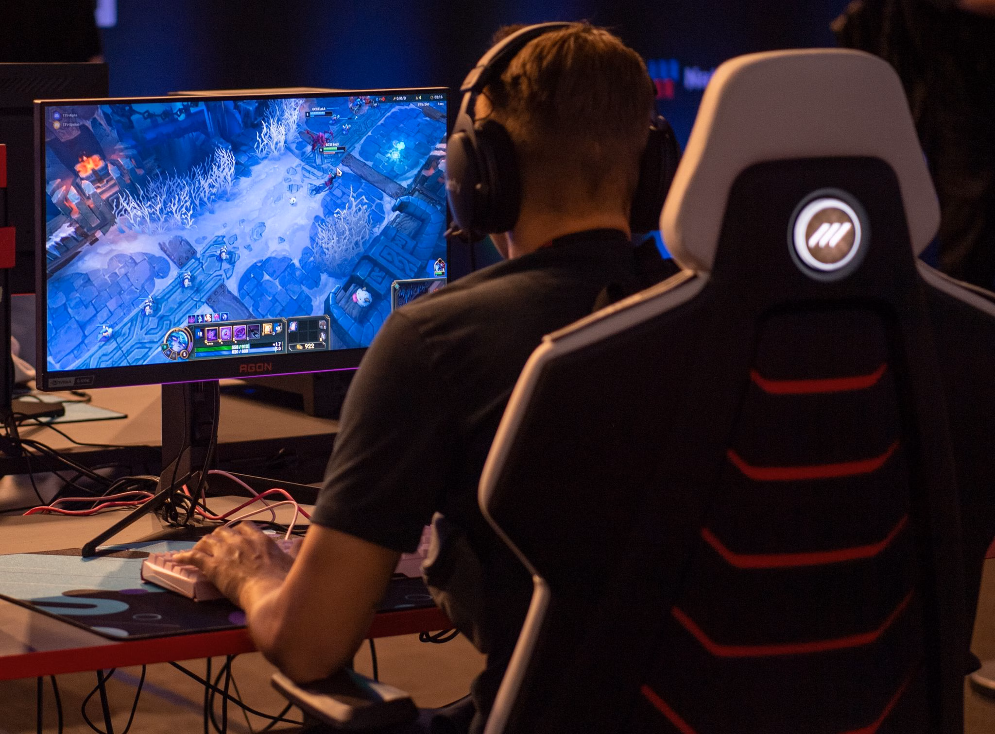 Messebesucher spielt ein computerspiel während der gamescom