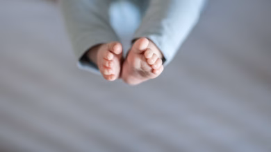 Füße eines babys sind in einem kinderbett zu sehen