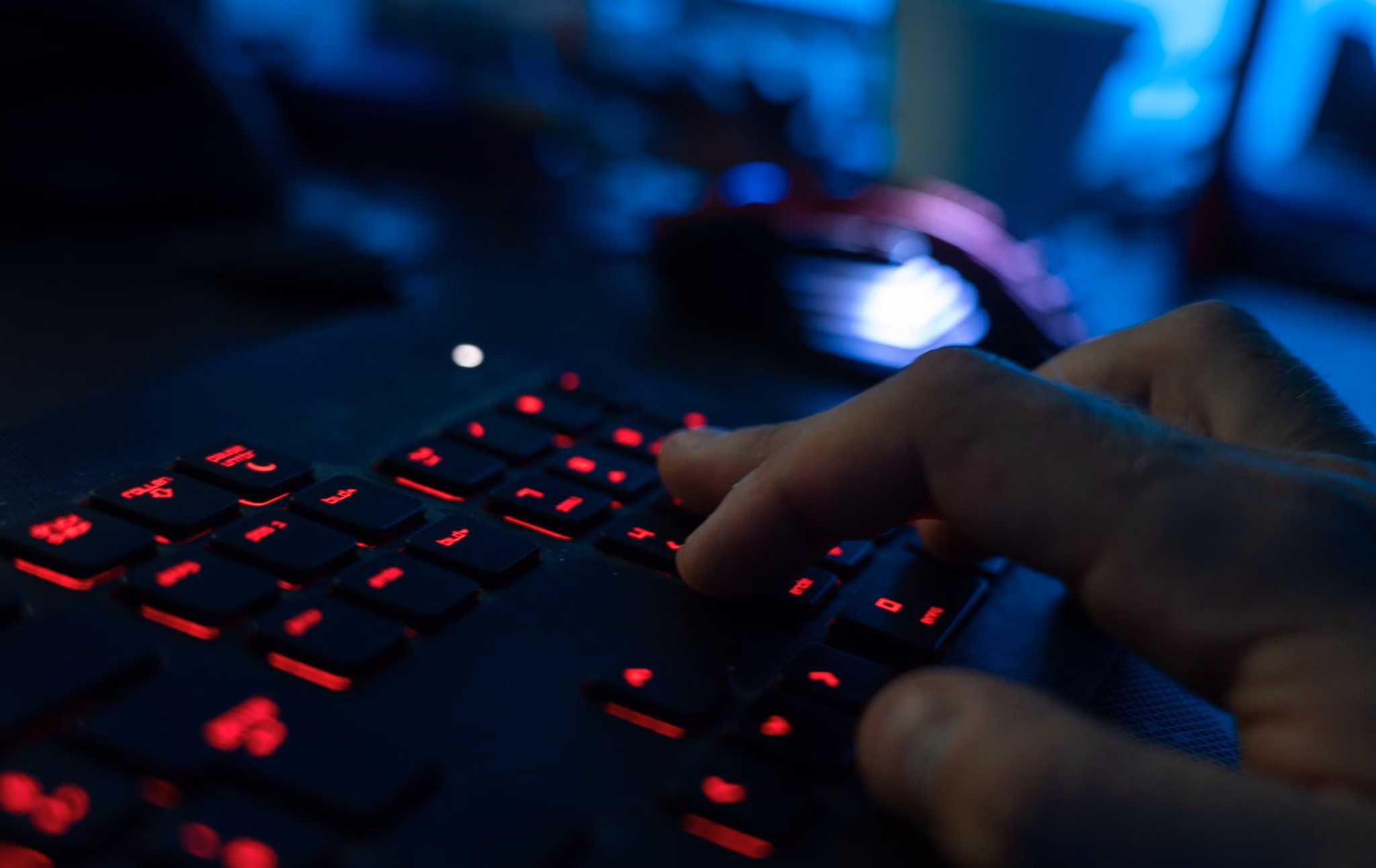Mann Tippt Auf Einer Tastatur