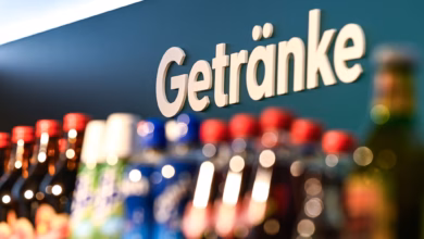 Der schriftzug «getränke» über den regalen eines supermarktes