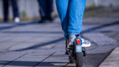 Mann fährt mit einem e tretroller