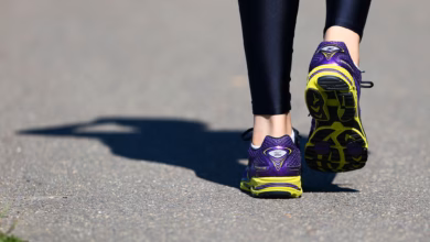 Person in turnschuhen geht über eine straße