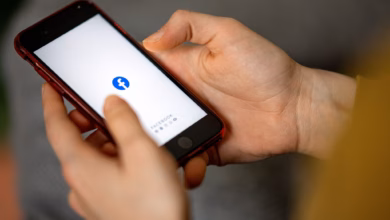 Facebook logo ist auf einem smartphone zu sehen