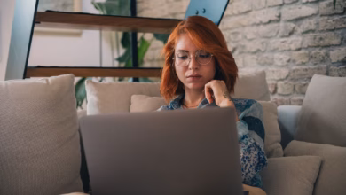 Frau Schaut Nachdenklich Auf Einen Laptop