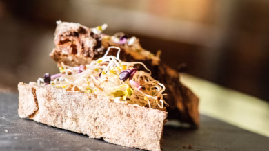 Sprossen als topping auf einem brot