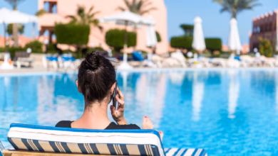 Frau telefoniert am hotelpool