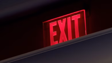 Ein «exit» Schild Leuchtet Rot über Einer Tür