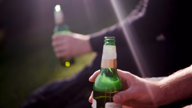 Zwei Männer Sitzen Im Olympia Park Und Trinken Bier
