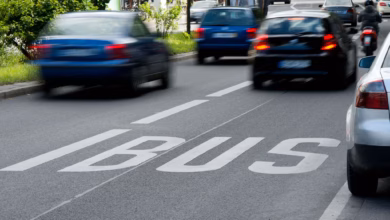 Ein auto fährt auf einer busspur