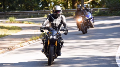 Motorradfahrer Fahren Auf Einer Landstrasse
