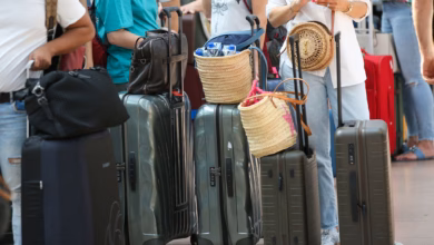 Reisende warten im terminal auf die abfertigung