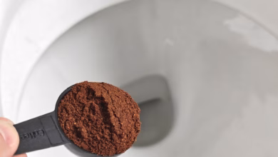 Löffel kaffeesatz ist über einer toilette zu sehen