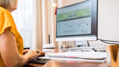 Seniorin Macht Eine Steuererklärung Am Pc