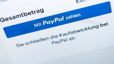 Der Schriftzug «mit Paypal Zahlen» Auf Einem Laptop
