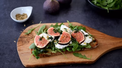 Bauernbrot mit rucola, burrata und feigen
