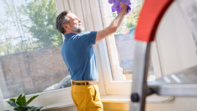 Mann bei der hausarbeit