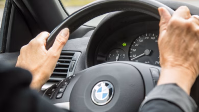 Eine frau setzt den blinker links