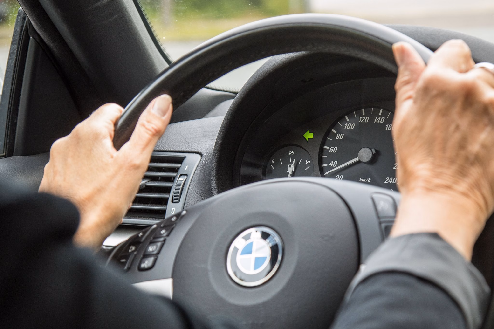 Eine frau setzt den blinker links