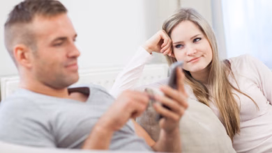 Frau schaut genervt zu ihrem partner