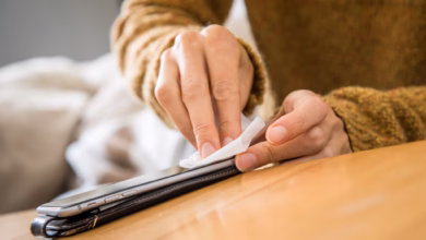 Ein smartphone wird mit einem tuch gereinigt