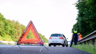 Mit warndreieck steht nach einer panne auf der autobahn
